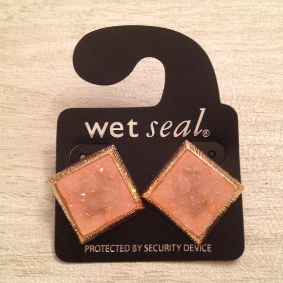 Wet seal light pink and gold stud earrings - Picture 1 of 3