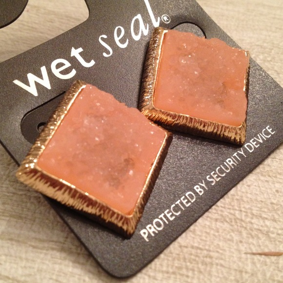 Wet seal light pink and gold stud earrings - Picture 2 of 3