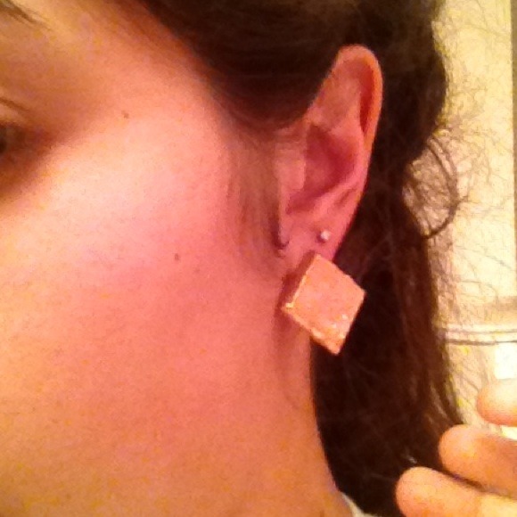 Wet seal light pink and gold stud earrings - Picture 3 of 3