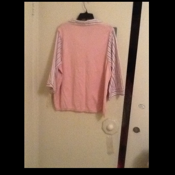 A pink shirt - Picture 3 of 4