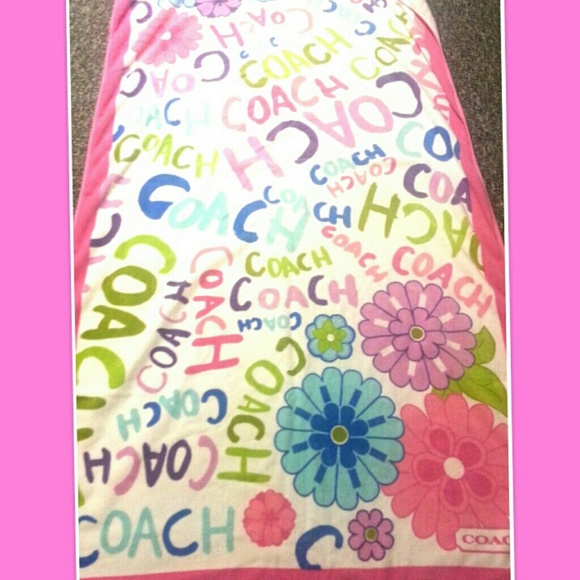 AUTHENTIC COACH DAISY BEACH TOWEL