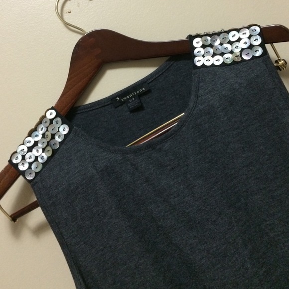 ⭐️TOPS⭐️ - Picture 3 of 4