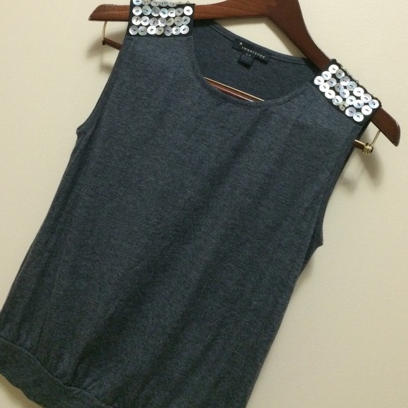 ⭐️TOPS⭐️ - Picture 4 of 4