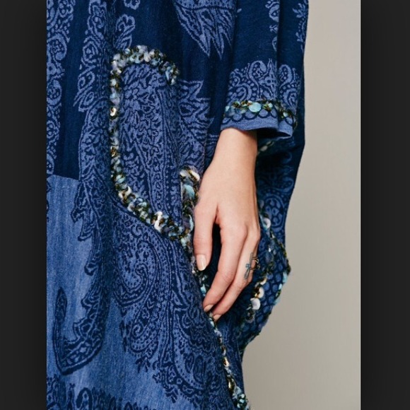 💰SOLD💰 Free People Hendrix Yarn Fringe Poncho - Picture 4 of 4