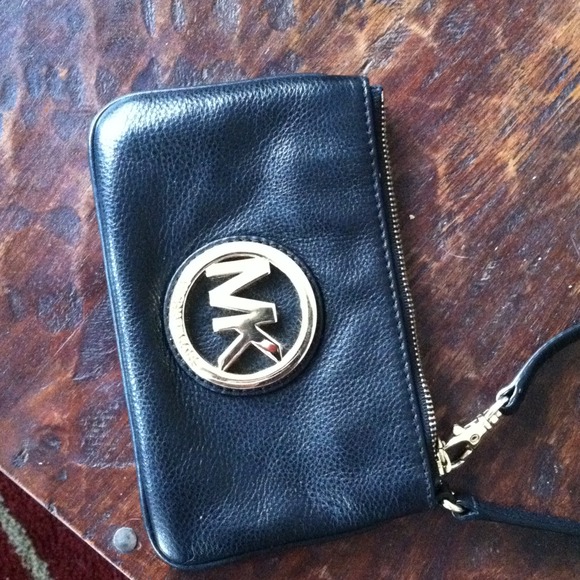 MICHAEL KORS wristlet, authentic••