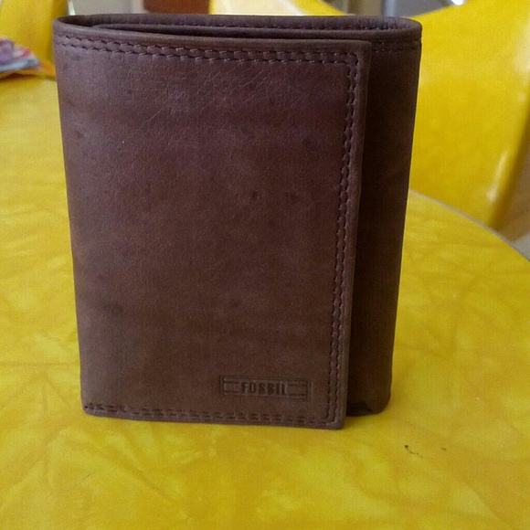 Fossil men's leather tri-fold wallet