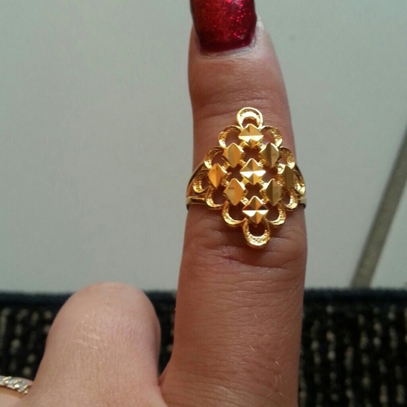 Gold tone finger ring! NEW IN PACKAGE