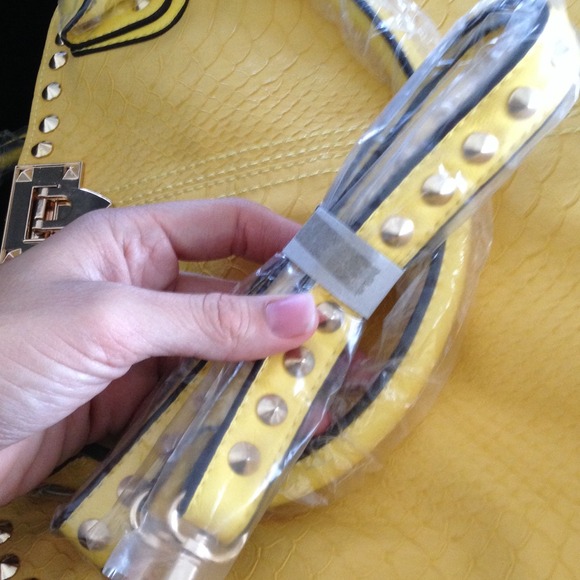 Yellow purse - Picture 2 of 4