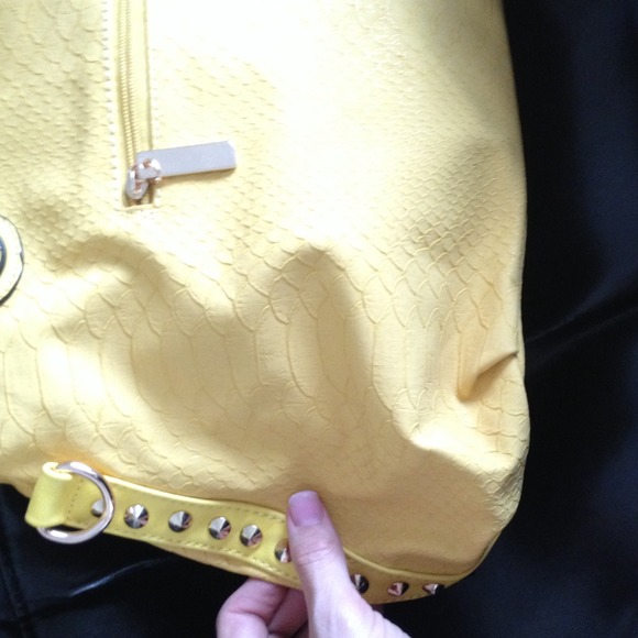 Yellow purse - Picture 4 of 4