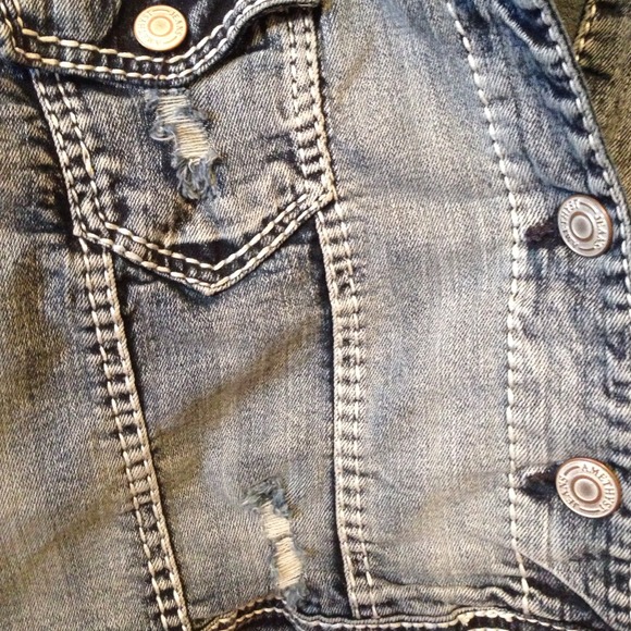 Cropped denim top with distressed look - Picture 2 of 4