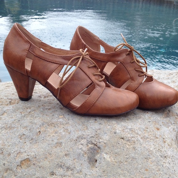 1930's style brown heels
