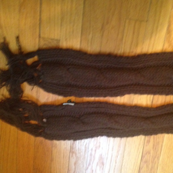 Cute brown scarf with detail and fringe - Picture 3 of 4