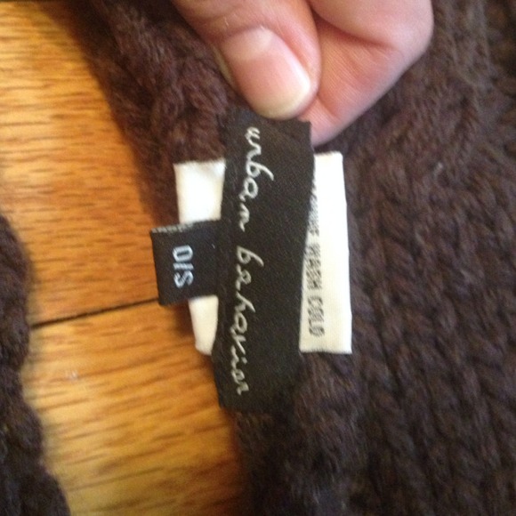 Cute brown scarf with detail and fringe - Picture 4 of 4