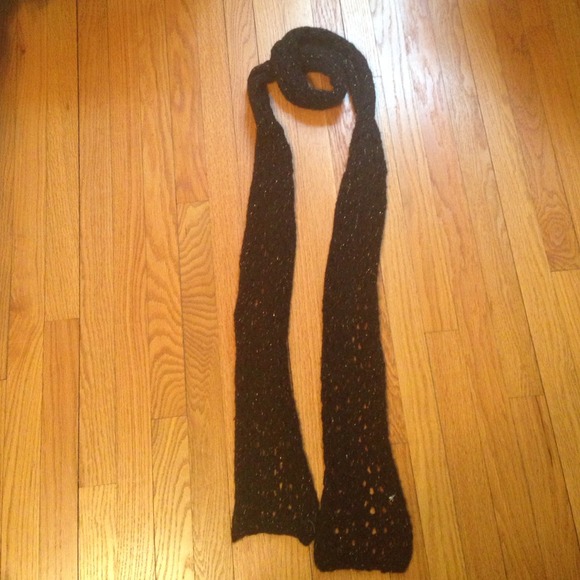 Black and gold-specked scarf! - Picture 2 of 4