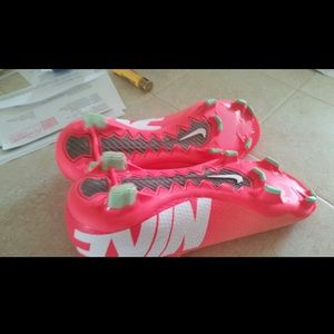 NIKE Woman's Mercurial Veloce FG cleats