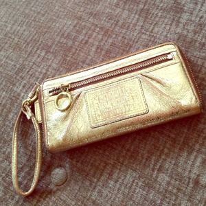Coach wallet zip around in gold
