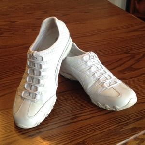 Sketchers white sneakers