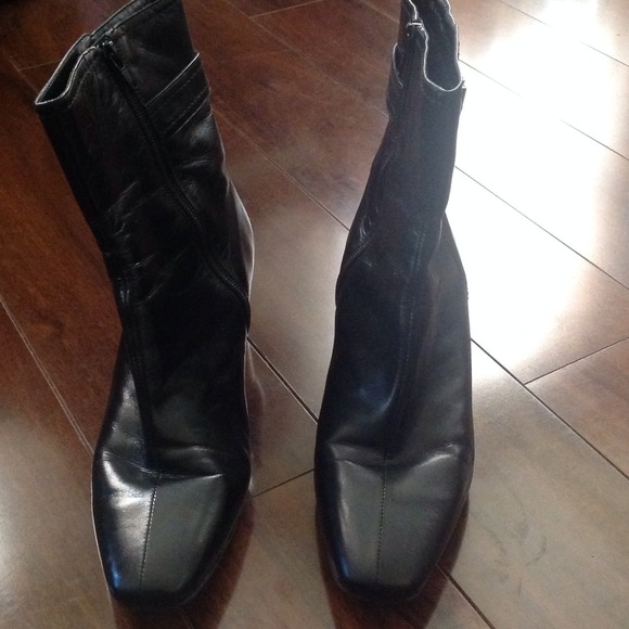 Boot - Picture 2 of 3