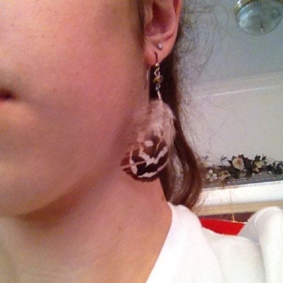 Brown, white and gold feather dangle earrings - Picture 4 of 4