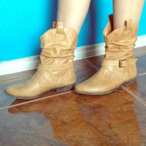 Tan/yellow Ankle cowboy style boot.