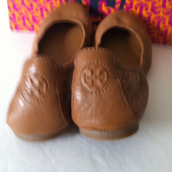New TORY BURCH Eddie Flats, Tan - Picture 2 of 4