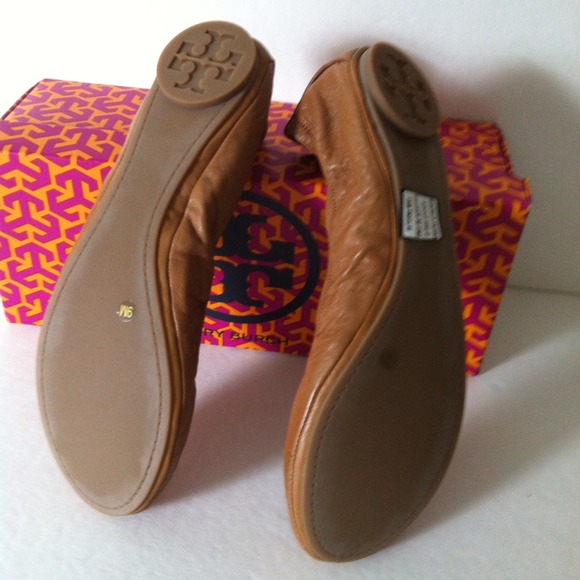 New TORY BURCH Eddie Flats, Tan - Picture 3 of 4