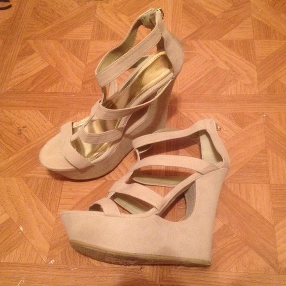 👡 Strappy Cut Out Wedges 👡