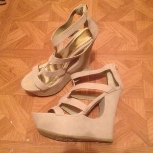 👡 Strappy Cut Out Wedges 👡