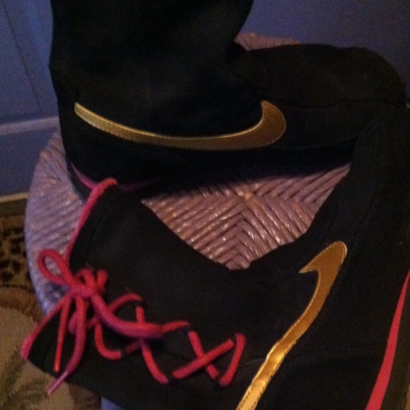 Nike Shoes - 🔴HOLD JAN 2🔴🎅NIKE WOMENS BOOTS NAVY BLUE..GOLD