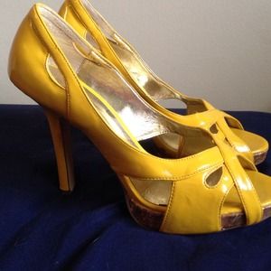 Patin, yellow heels