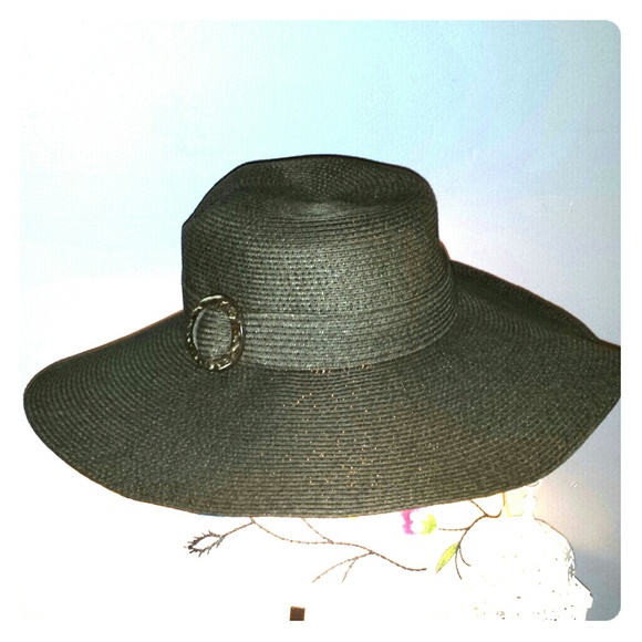 Wide straw hat