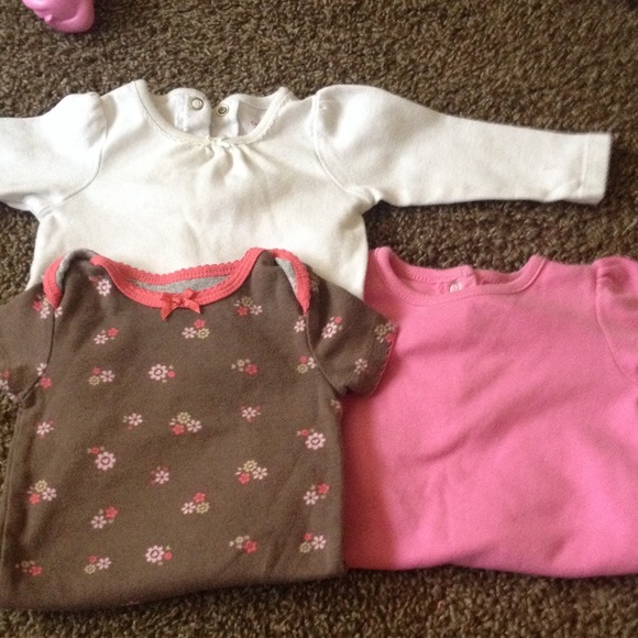 2 long, 1 short 6 month onsies 💐🍼💕