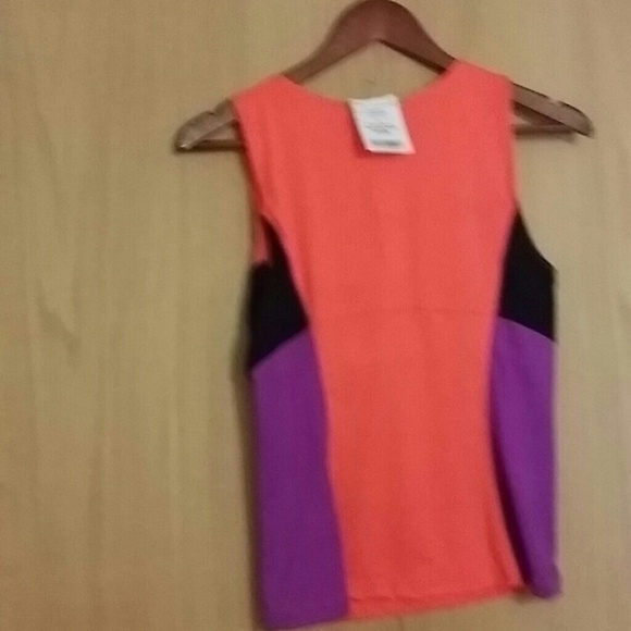 Workout top - Picture 2 of 3