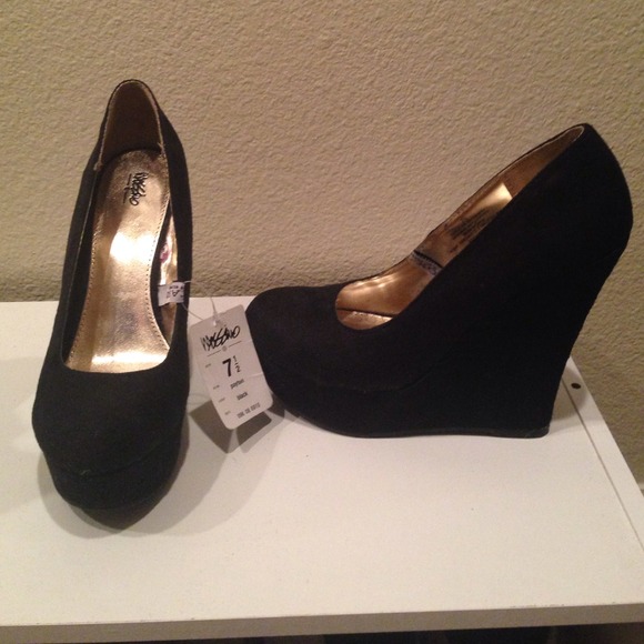 Black mossimo wedge