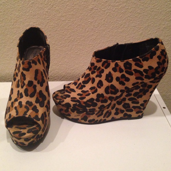 Leopard print wedge