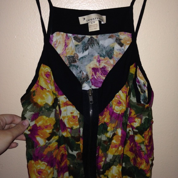 Floral Top w/ front zipper detail - Picture 3 of 3