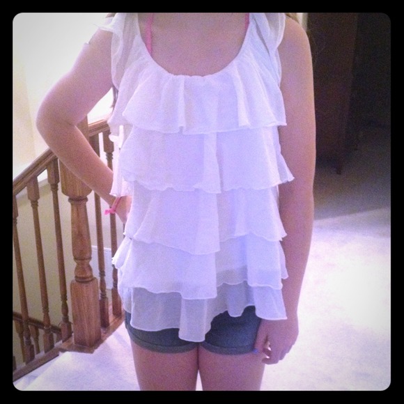 White ruffled tank⚪️⬜️◽️▫️