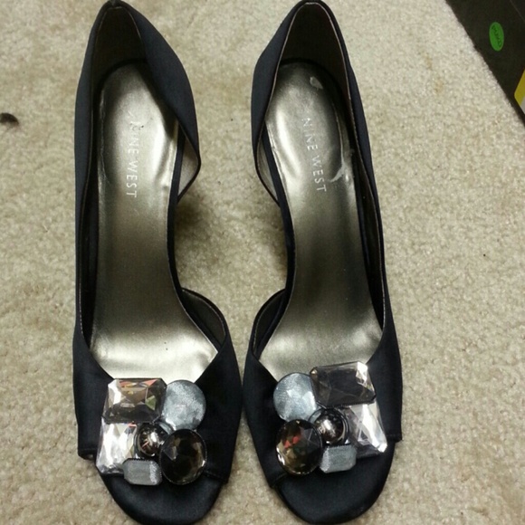 Satin pumps