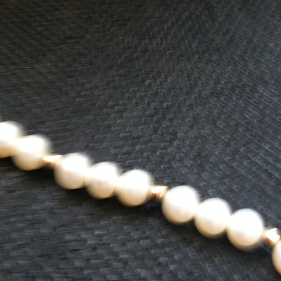 Pearl neckless single strand golds separate groups