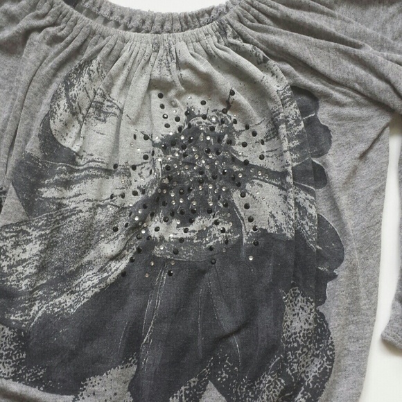*SOLD* Grey flowy top - Picture 3 of 3