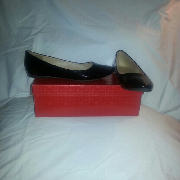*SOLD* to @Jenniferh253 R2 FootwearFlats