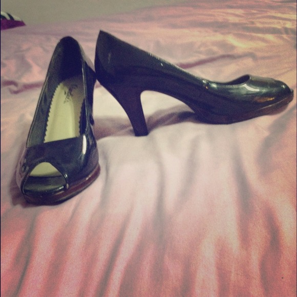 Black peek toe 3" heels
