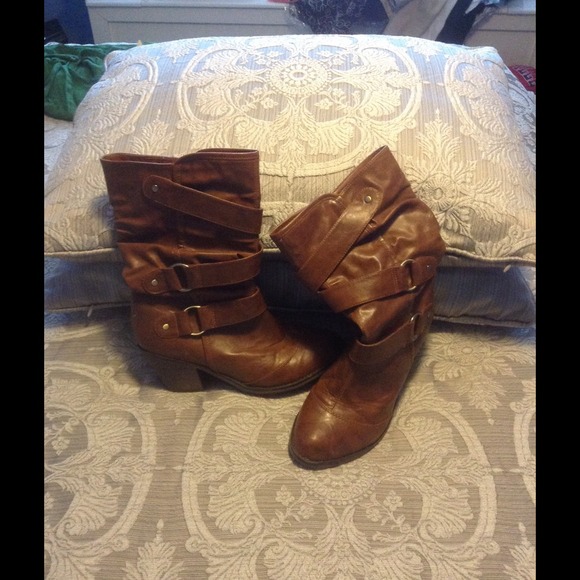 Bundled brown boots & yellow converse sneakers