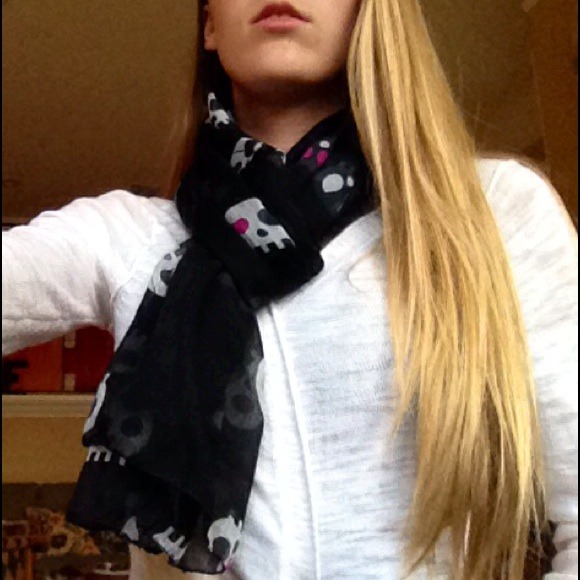 Black scull pattern scarf - Picture 1 of 3