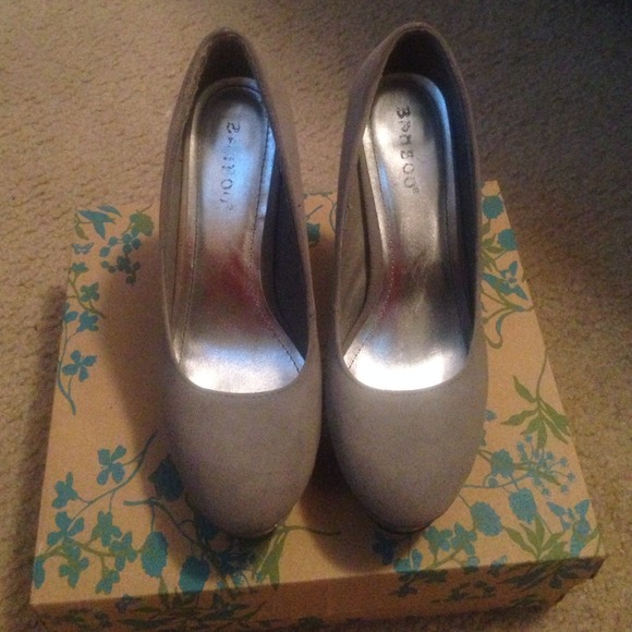 Grey pumps