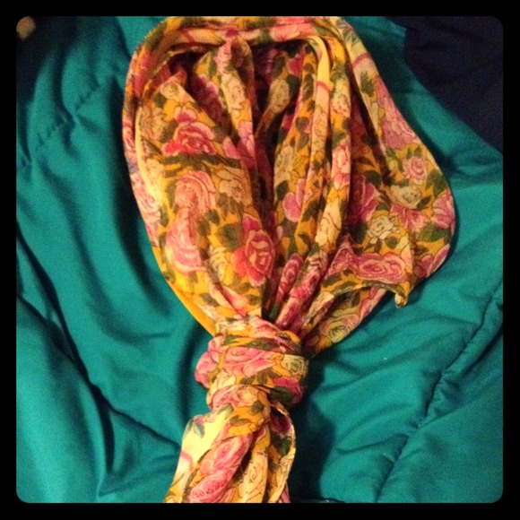 Floral short scarf 🌸