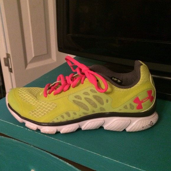 Hardly worn UNDER ARMOUR tennis shoes