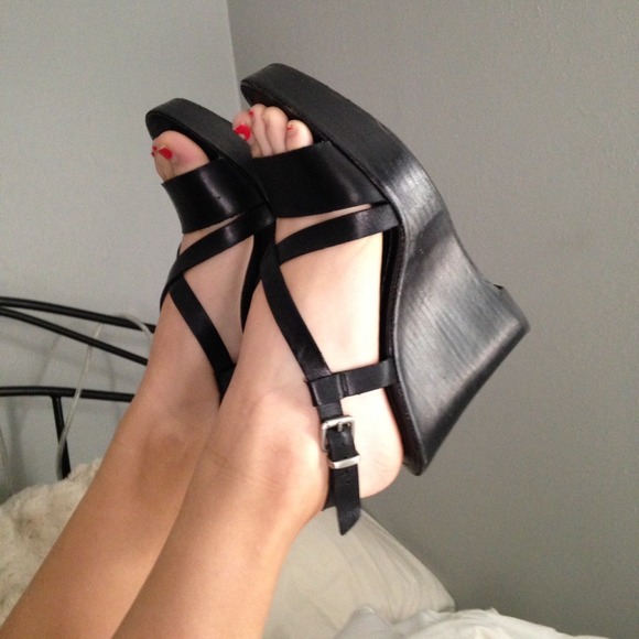 Strong wedge by banana republic bold. Like new!