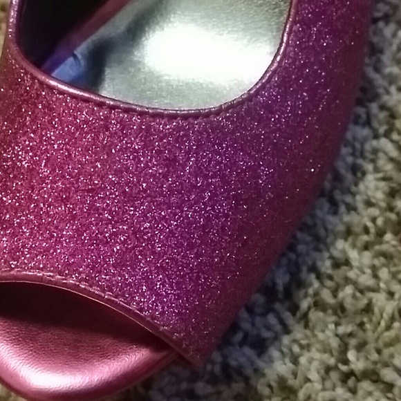 Hot pink pumps - Picture 2 of 2