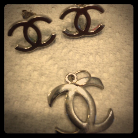 Earring and pendant chanel logo
